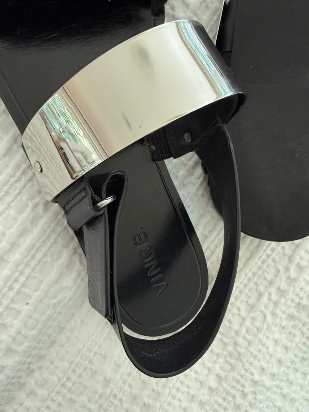 Vince minimalist black